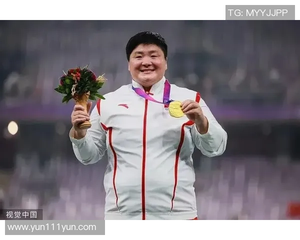 现场播报员因口误念错进球球员名字引发观众善意哄笑的趣事